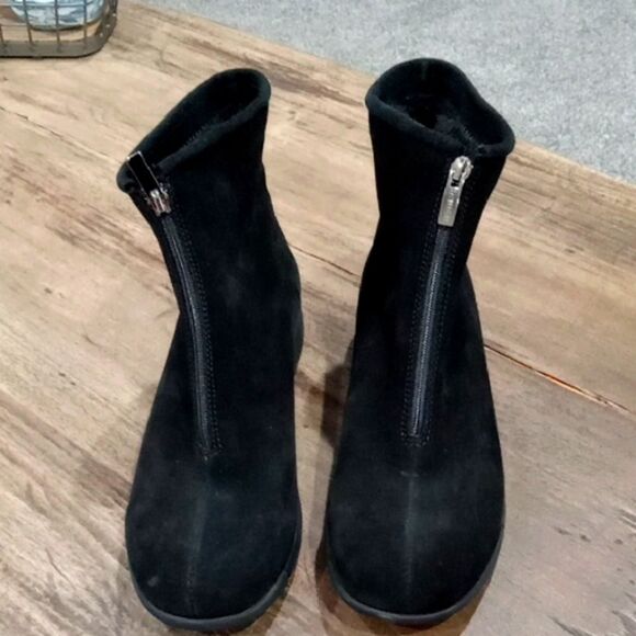 La Canadienne black suede waterproof Italian wedge heel bootie size 9.5 NWT - Picture 1 of 5